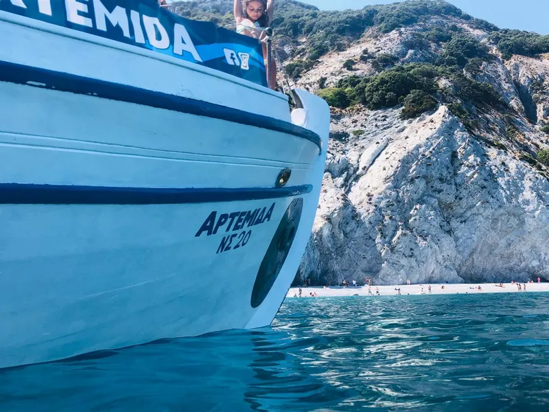 La proue et le nom d’Artemida près des falaises blanches