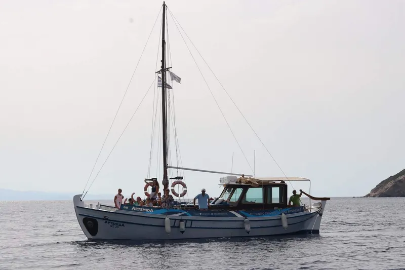 Η Αρτέμιδα αγκυροβολημένη σε ήρεμη θάλασσα
