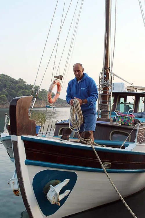 Le capitaine Yiorgos à bord d’Artemida