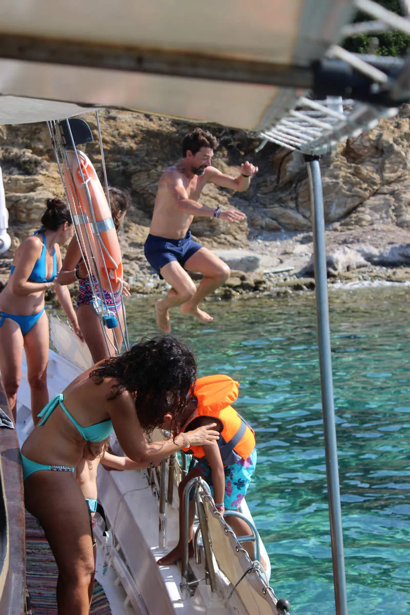 Παιδιά βουτούν από το σκάφος στη θάλασσα