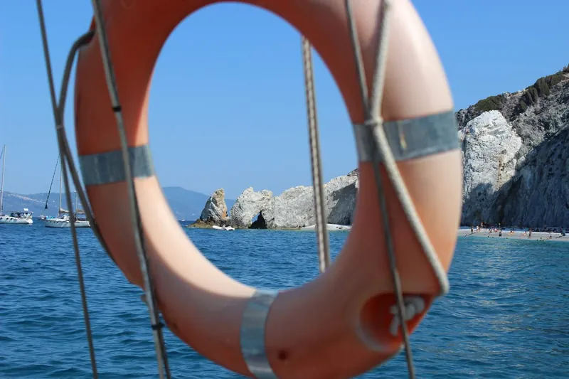Λευκά βράχια μέσα από ένα σωσίβιο