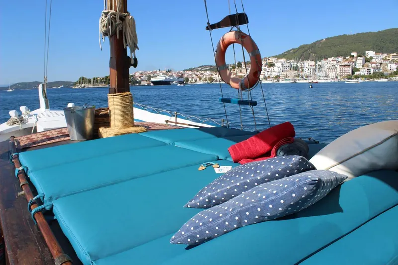 Τα μαξιλάρια του καταστρώματος, με τη Σκιάθο πίσω