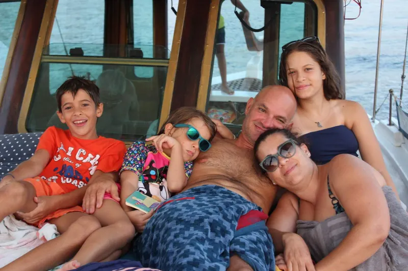 Οικογένεια ξεκουράζεται στα μαξιλάρια του καταστρώματος