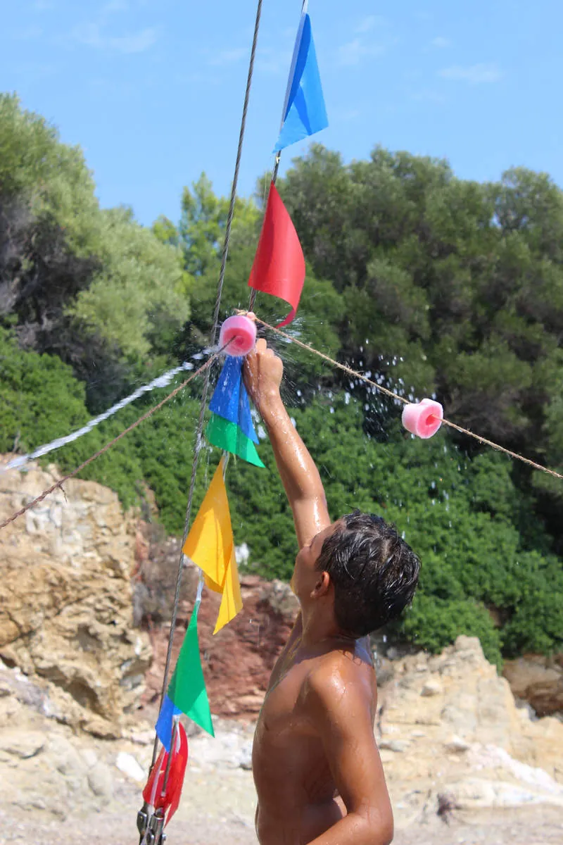 Πολύχρωμα σημαιάκια στην πλώρη