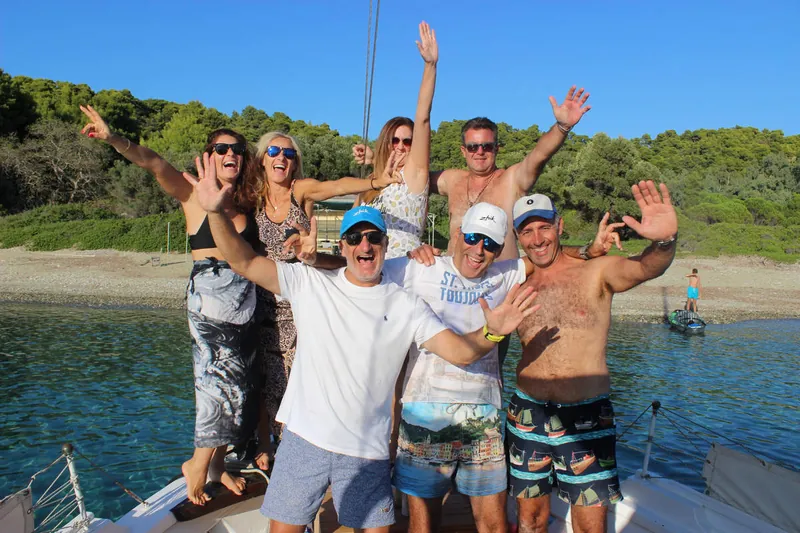 Φίλοι ζητωκραυγάζουν στην πλώρη