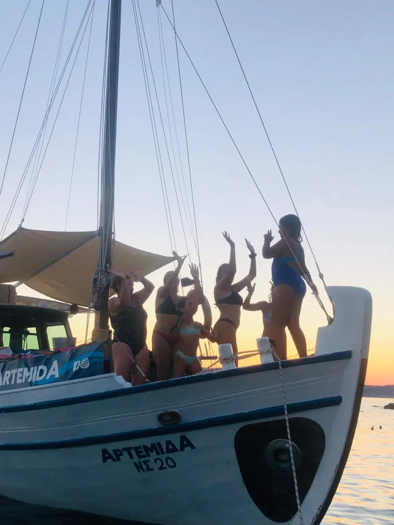 Des passagers sur le pont au coucher du soleil