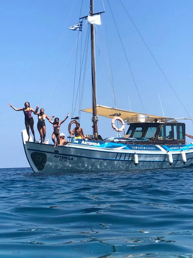 Επιβάτες στο κατάστρωμα ενώ η Αρτέμιδα ταξιδεύει