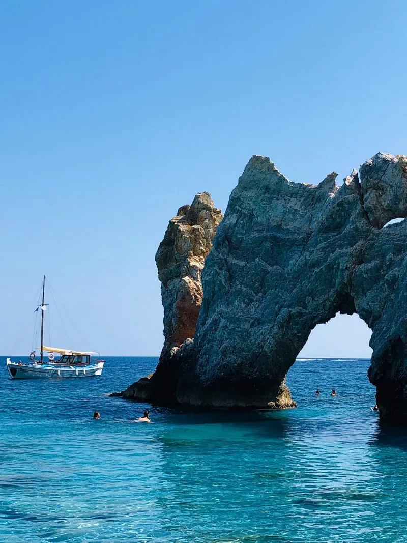 Η πέτρινη αψίδα στα Λαλάρια