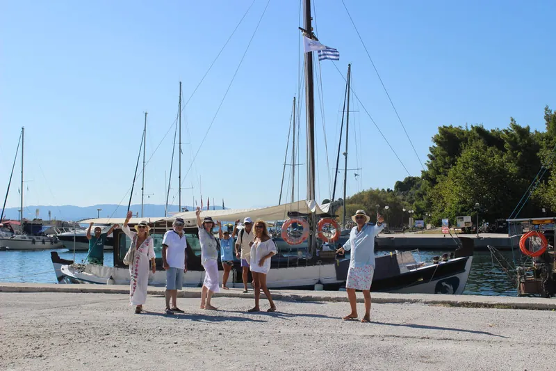 Des passagers sur le quai, à côté d’Artemida