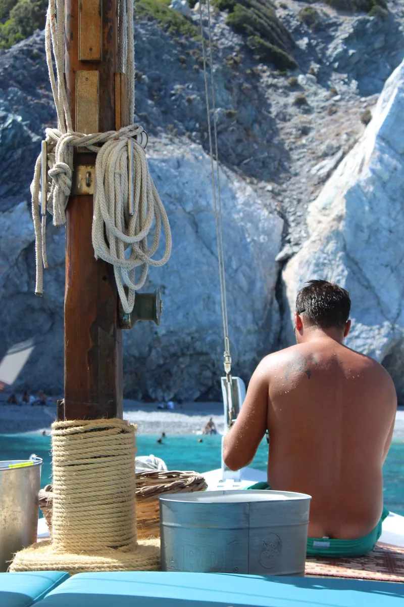 Ξεκούραση στο κατάστρωμα δίπλα στα λευκά βράχια