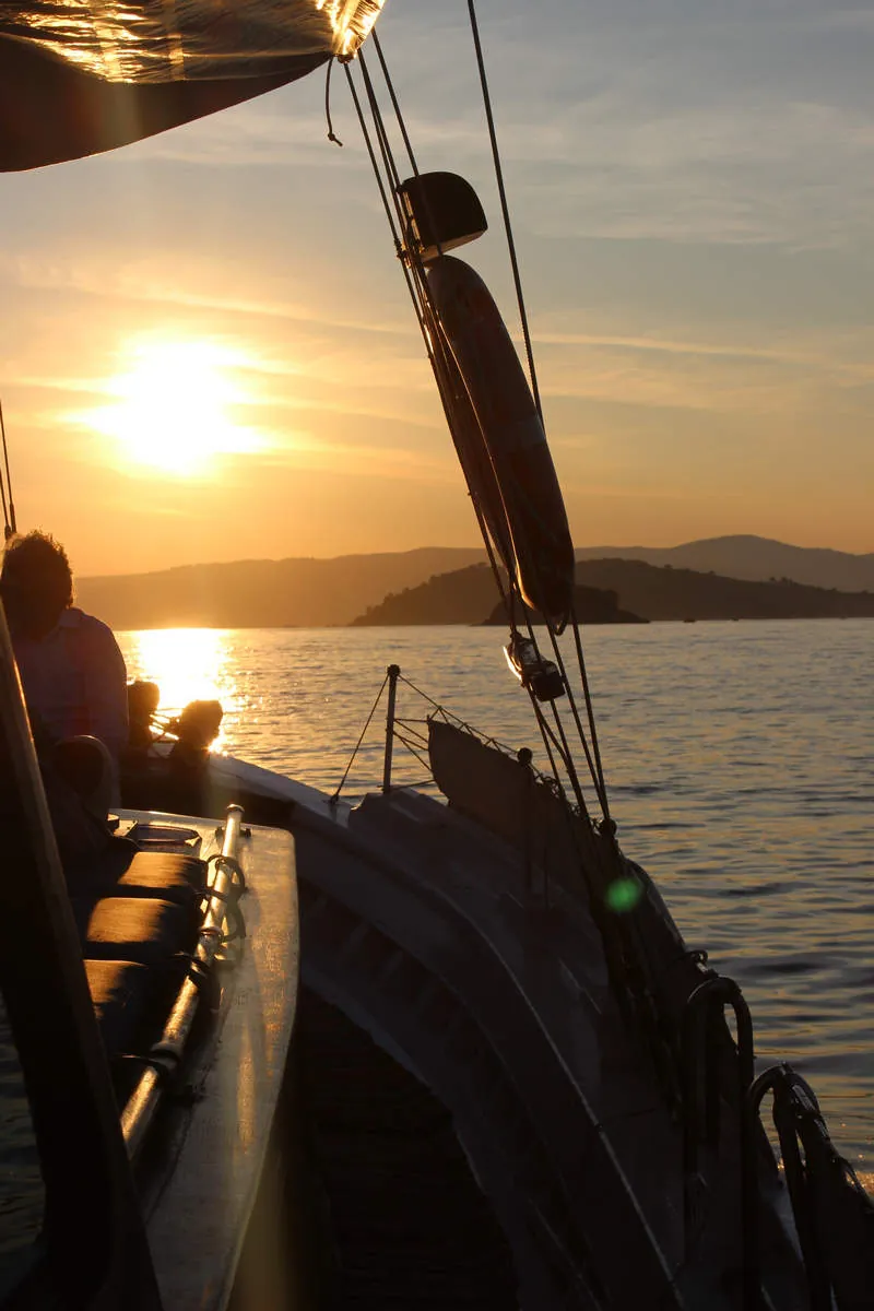 Το ηλιοβασίλεμα από το κατάστρωμα