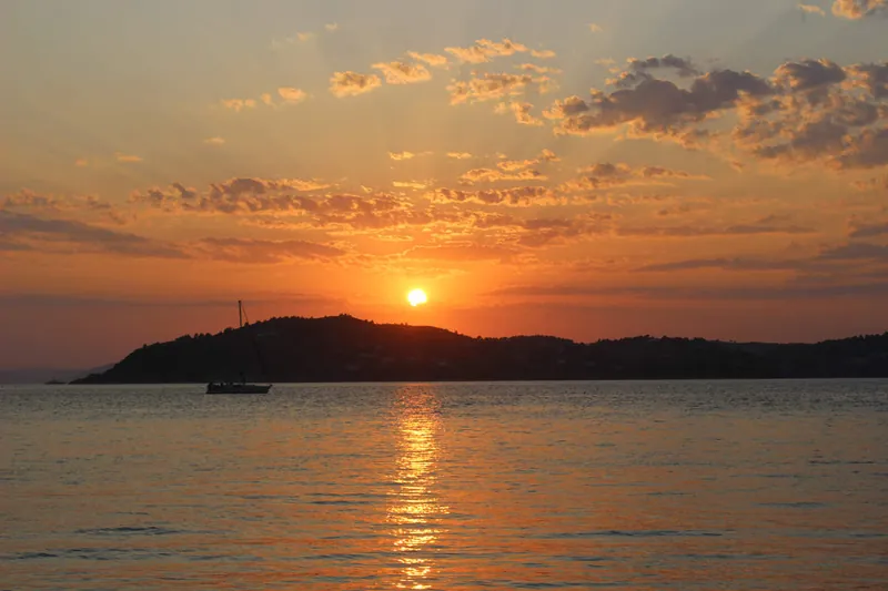Le soleil se couche derrière un îlot