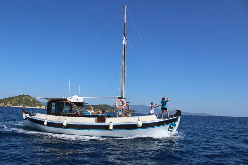 Artemida en navigation sur une mer bleue