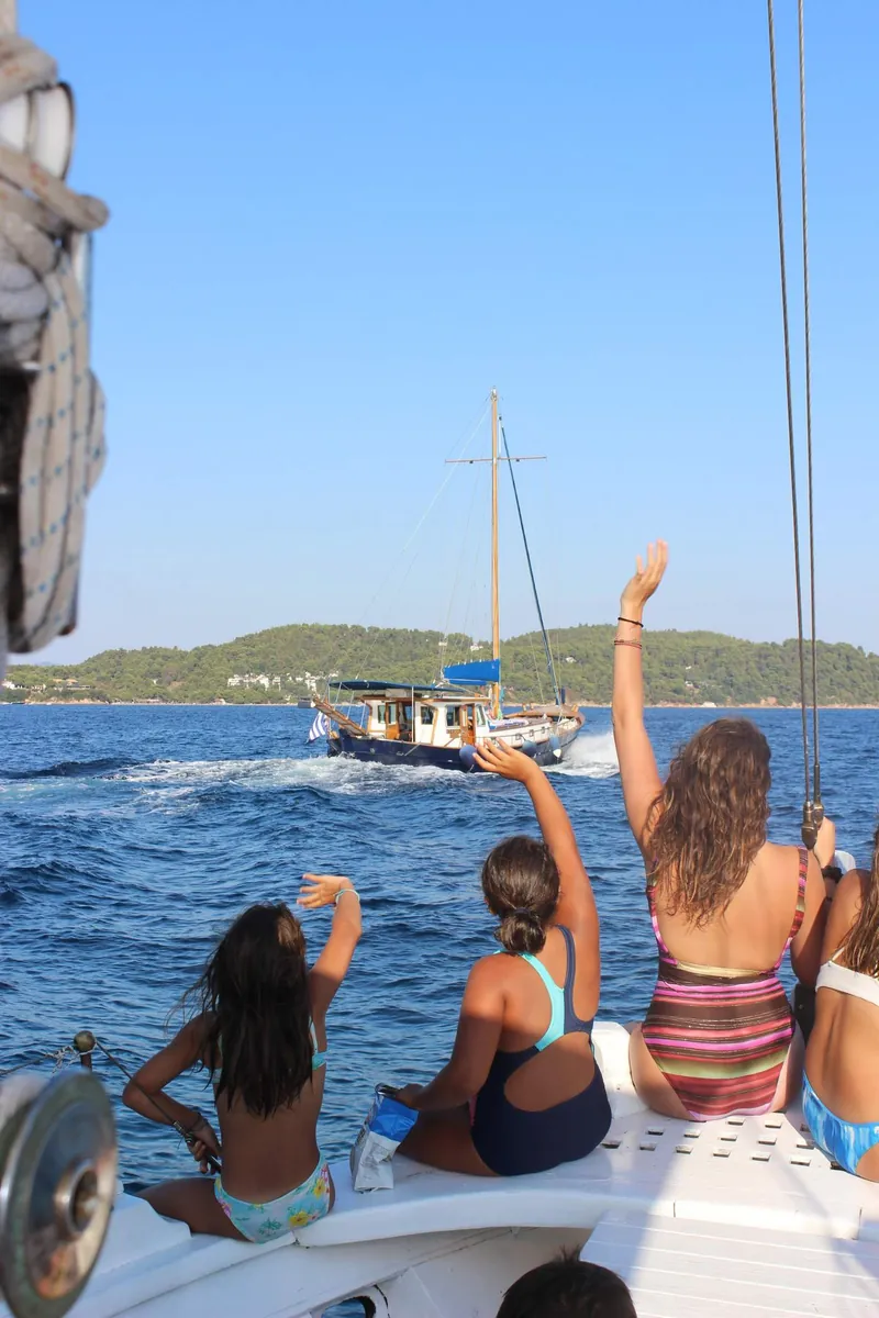 Επιβάτες κοιτάζουν τη θάλασσα από την πλώρη