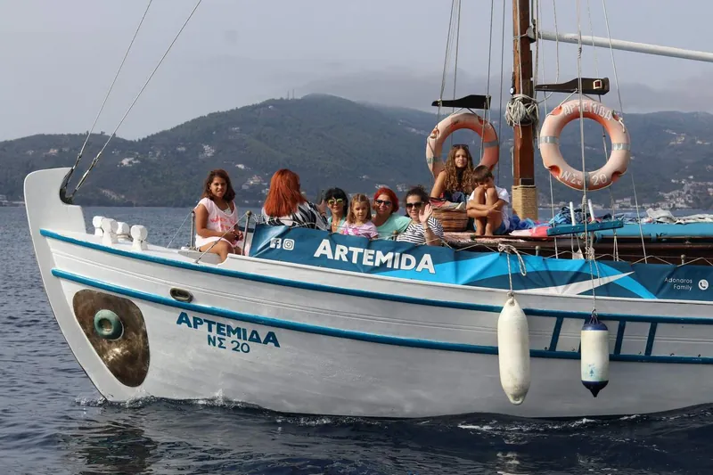 La coque blanche d’Artemida, avec des passagers sur le pont